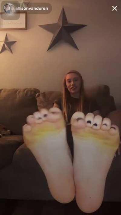 @allisonvandoren1 (formerly @allisonvandoren before she was banned) was live showing off her beautiful hot sexy soles from Feet 👣 Friday!! Part 2