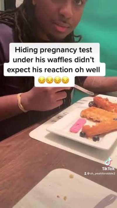 i don’t think thats how you tell someone your pregnant 🥴