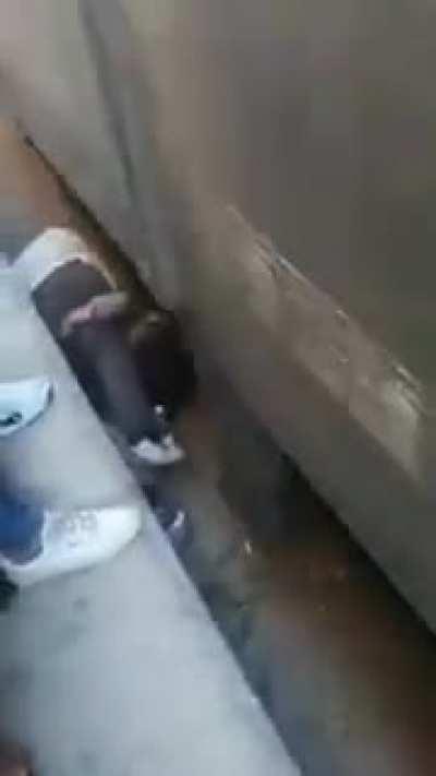 The girl lost consciousness and fell between the platform and the train, which made her father jump over her and cover her with his body until the train passed