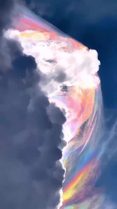 Pearl cloud captured by @arcoiblue