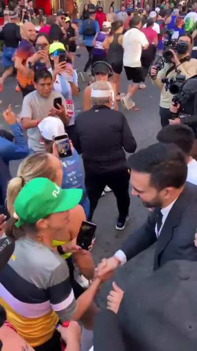 People are stopping during  their NYC marathon run to take a selfie with Zohran Mamdani