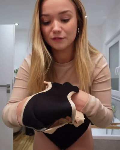 Julia Beautx in ihrer Perioden Unterwäsche… Quelle YouTube: „ich mache mir die längsten Nägel…“