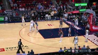 [Highlight] Markkanen destroys the Rockets by drilling his 46th and 49th points of the night! Markkanen is all smiles after campaigning for free throws without being in the bonus.