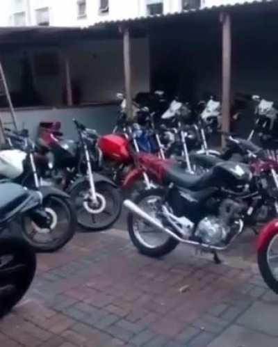 Pm tirando onda com as motos aprendidas