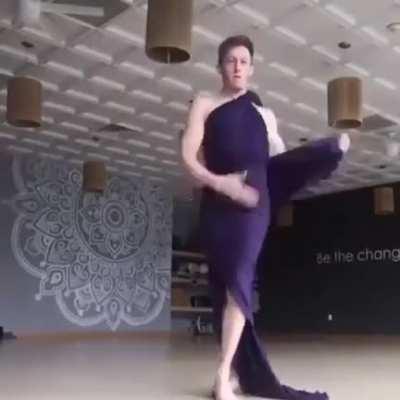 E eu mal consigo enrolar a tolha na cintura