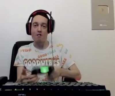 Wizardyensid sucking his controller