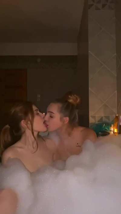 Tender kisses in the tub