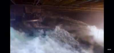 Авианосец тонет