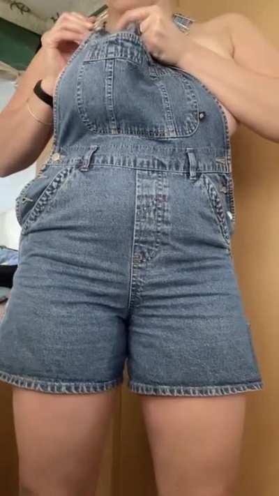 Wakey wakey, my dungarees are dropping for when you wake up and open your eyes 😜