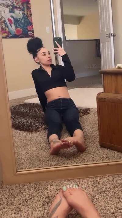 Cl0sertobebe with some nice feet