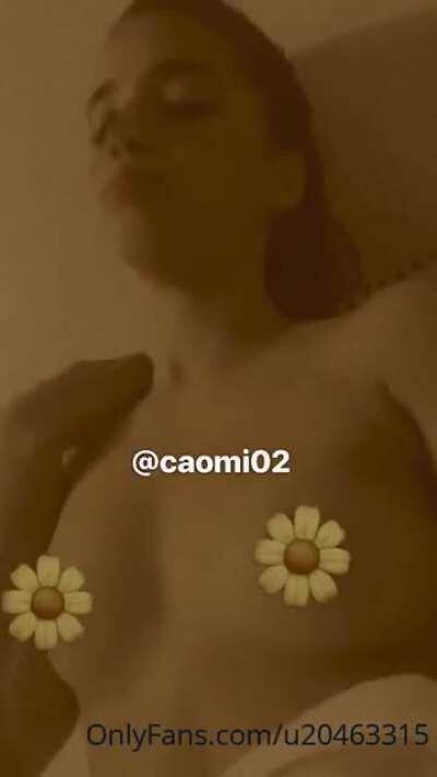 Caomi en el baño