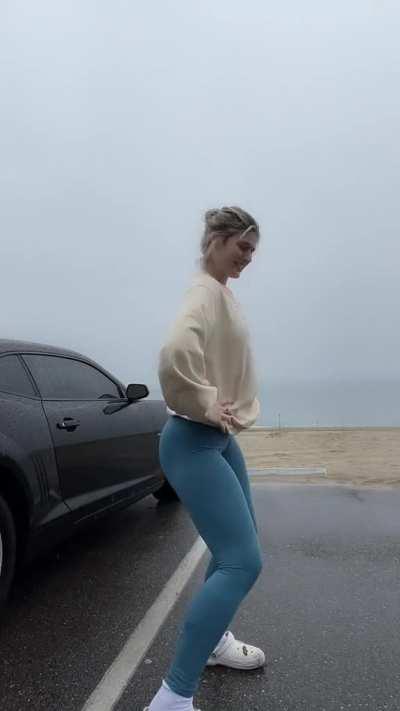 Blue leggings are back at it again!