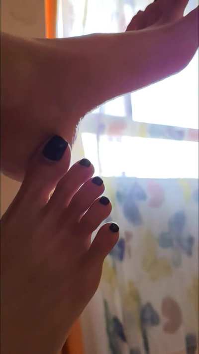 feel how soft my feet are...