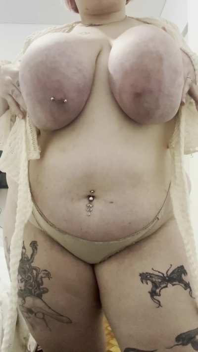 say your age if you'd love to smother yourself and drown in pussy