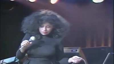 Chaka Khan – What Cha Gonna Do For Me (1981 performance)