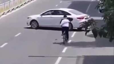 Bro can't pull out his hands from pocket