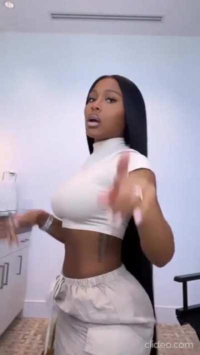 She's skin and body goals ❣️❣️