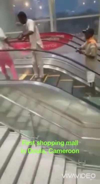 pessoas usando escada rolante pela 1 vez