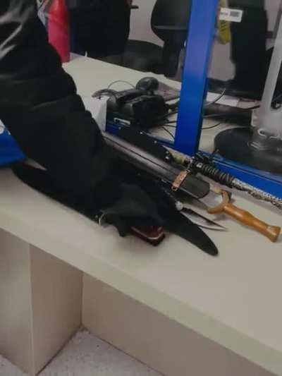 Don’t know if this get posted but yh this guy called faron Paul goes around taking knifes of kids giving them jd vouchers in return hope theirs more ppl like him doing this 💯