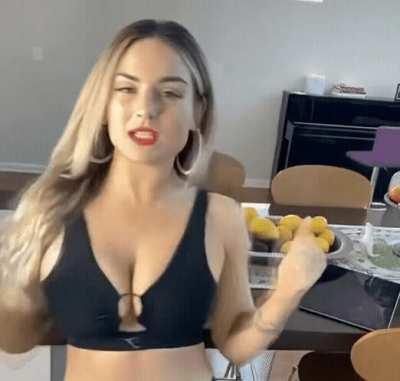 JoJo Levesque squeezes her boobs