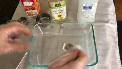 This is what happens when you mix baking soda (sodium bicarbonate) with sunflower seed oil and just a drop of 70% isopropyl alcohol at room temperature