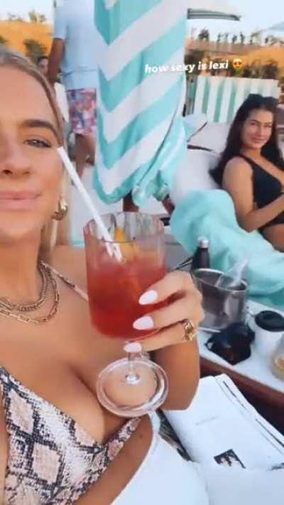 👙🍹