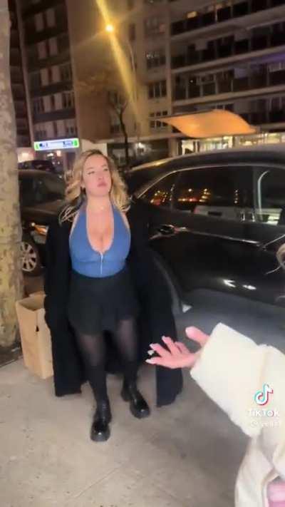 I found @yellz1's bra gap to be VERY distracting 🤩