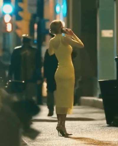 Samara Weaving’s incredible ass in that dress