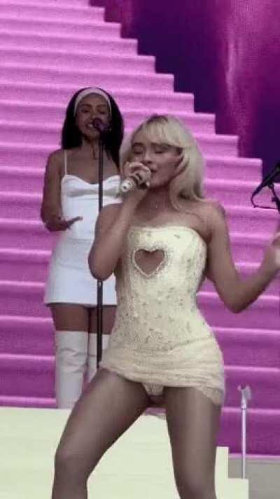 Fuck she’s so hot 🥵 