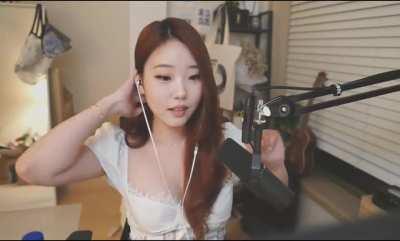Jessica showing her outfit on stream