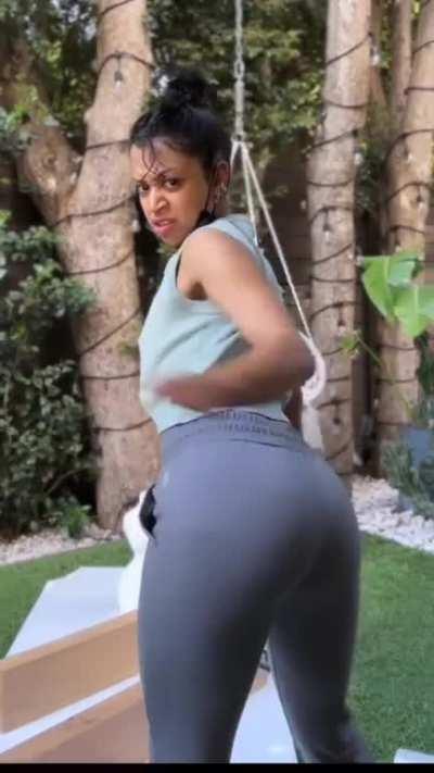 Liza painting 🎨 and showing off 🍑