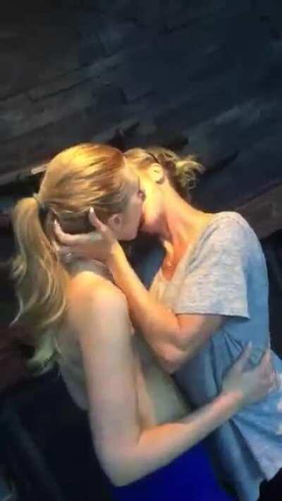 That's what a kiss looks like