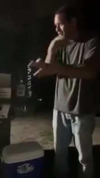 Un cubano le explica a otro que es el mate