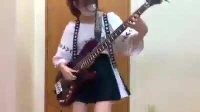 Bass Gitar Çalan Anime kızları gerçek