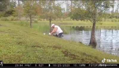 Cruel owner lures dog into alligator's mouth and puts them underwater
