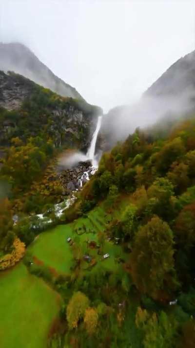 Деревушка у водопада Фороглио, Швейцария