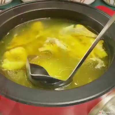 An oil skimming ladle