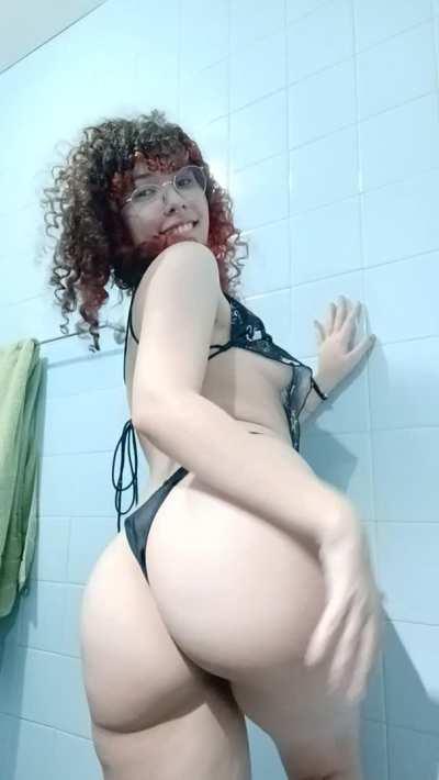 Small tits but a big ass booty