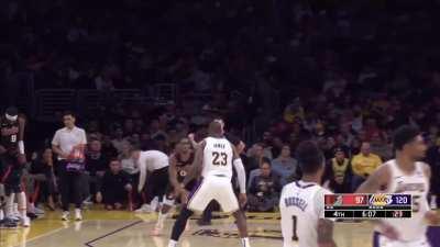 [Highlight] LeBron sees Chauncey Billups throw the white flag so he intentionally fouls and calls a timeout before substituting himself out of the game 😂