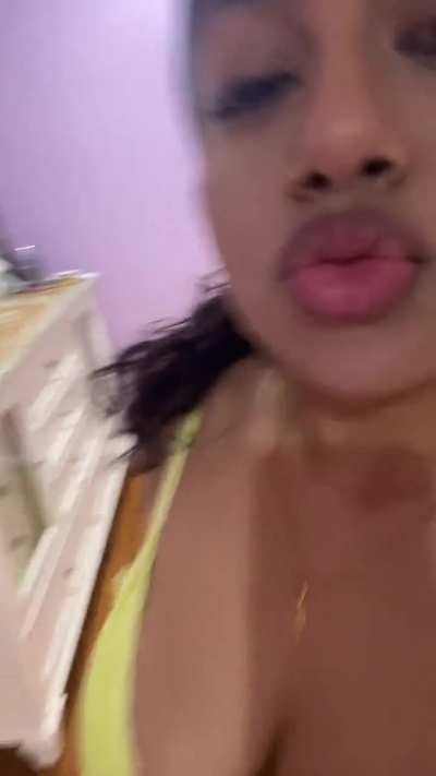 Wonder what that tattoo says😰😏