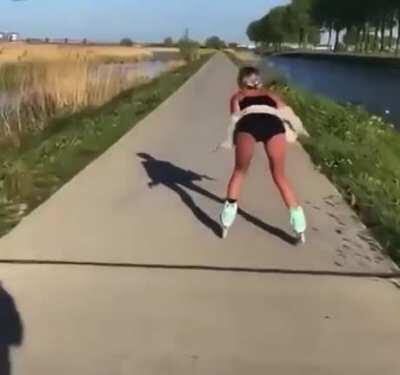 WCGW twerking while you skate