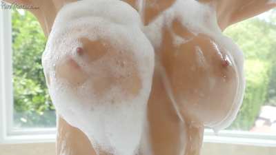 Alexis Fawx Sudsy Reveal