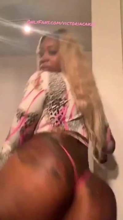 The Queen of Big Cakes