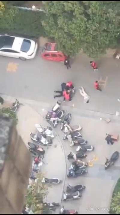 郑州生病女孩去拿药被志愿者一把推倒在地