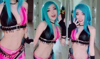 Emi's body and tummy is so perfect 💙