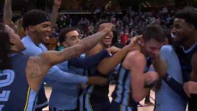 [Highlight] Undrafted John Konchar is ambushed by the entire Grizzlies team during his postgame interview!