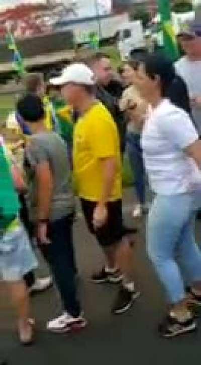 Alguém anotou a placa do Fox?