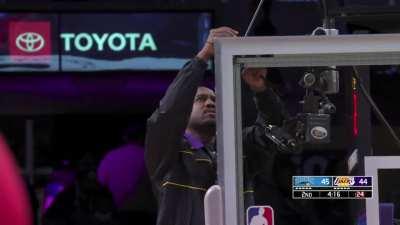 [Highlight] The NBA displays its state of the art technology by zip-tying the backboard during the Lakers/Magic game