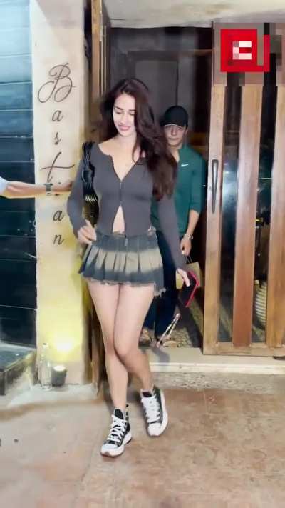 paps everywhere. Imagine the constant flashes & zero privacy. Must be overwhelming for celebs! Thoughts?