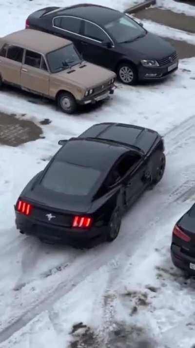 Mustang driver in Russia going on a crazy rampage